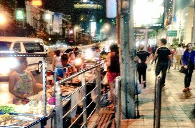 Bangkok vendors set up food carts on street